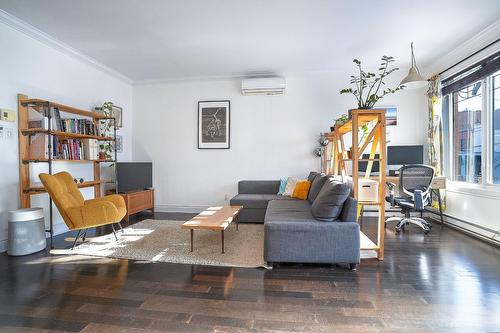 Salon - 7595 Rue St-André, Montréal (Villeray/Saint-Michel/Parc-Extension), QC - Indoor Photo Showing Living Room