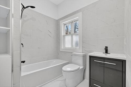 Salle de bains - 1752  - 1754 Av. Victoria, Longueuil (Greenfield Park), QC - Indoor Photo Showing Bathroom