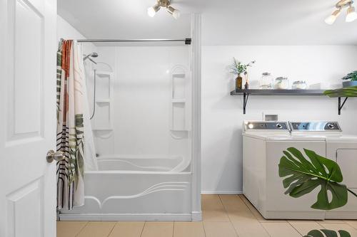 Salle de bains - 5431  - 5433 Rue Du Beau-Vallon, Val-Morin, QC - Indoor Photo Showing Laundry Room