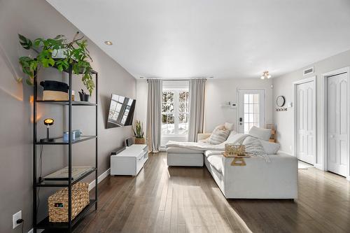 Salon - 5431  - 5433 Rue Du Beau-Vallon, Val-Morin, QC - Indoor Photo Showing Living Room