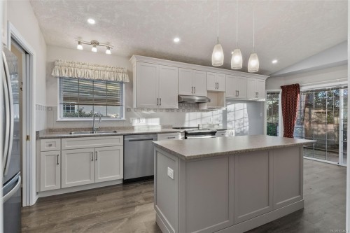 22-901 Kentwood Lane, Saanich, BC 