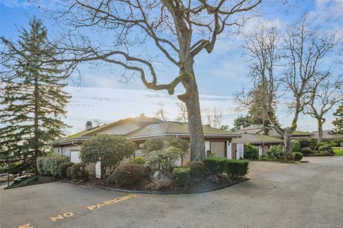 22-901 Kentwood Lane, Saanich, BC 