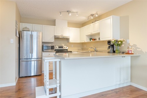 303-321 Mckinstry Rd, Duncan, BC - Indoor Photo Showing Kitchen
