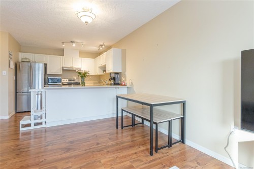 303-321 Mckinstry Rd, Duncan, BC - Indoor Photo Showing Kitchen