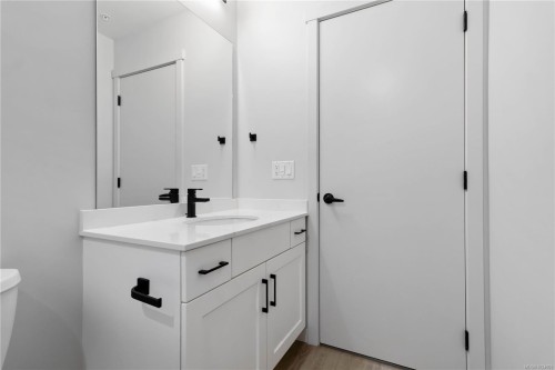 206-2469 Gateway Rd, Langford, BC - Indoor Photo Showing Bathroom