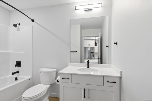 206-2469 Gateway Rd, Langford, BC - Indoor Photo Showing Bathroom