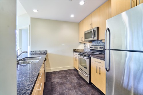 302-580 Stewart Ave, Nanaimo, BC - Indoor Photo Showing Kitchen With Stainless Steel Kitchen With Double Sink With Upgraded Kitchen