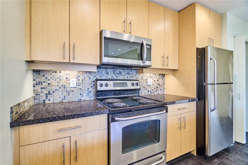 302-580 Stewart Ave, Nanaimo, BC - Indoor Photo Showing Kitchen With Stainless Steel Kitchen