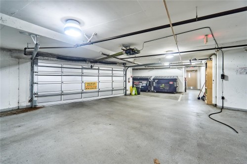 302-580 Stewart Ave, Nanaimo, BC - Indoor Photo Showing Garage