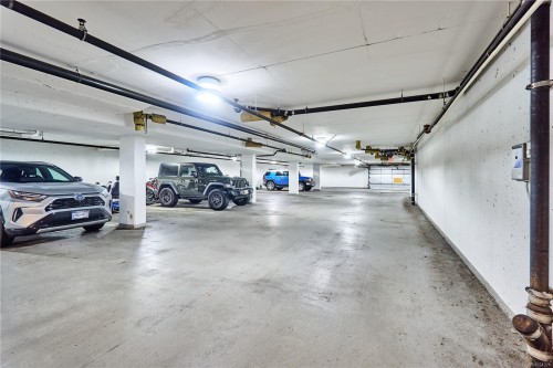 302-580 Stewart Ave, Nanaimo, BC - Indoor Photo Showing Garage