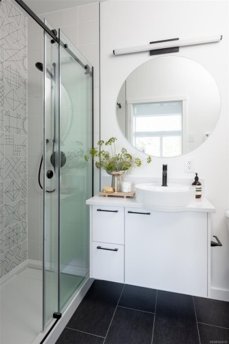 211-1075 Tillicum Rd, Esquimalt, BC - Indoor Photo Showing Bathroom