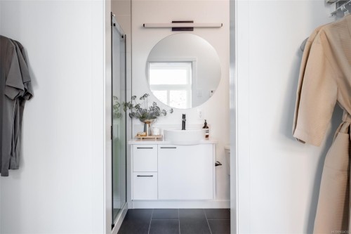 211-1075 Tillicum Rd, Esquimalt, BC - Indoor