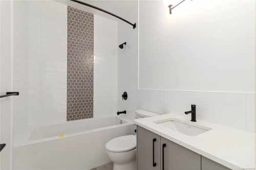 306-990 Doumac Ave, Saanich, BC - Indoor Photo Showing Bathroom