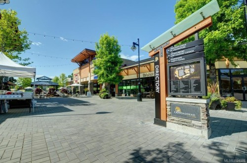 306-990 Doumac Ave, Saanich, BC - Outdoor