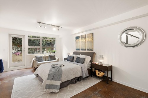 8-821 Tyee Rd, Victoria, BC - Indoor Photo Showing Bedroom
