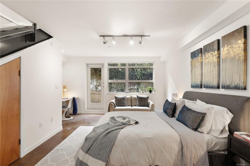 8-821 Tyee Rd, Victoria, BC - Indoor Photo Showing Bedroom