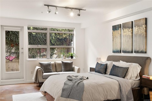 8-821 Tyee Rd, Victoria, BC - Indoor Photo Showing Bedroom