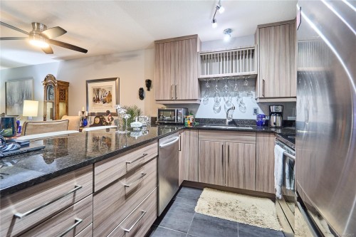 105-100 Dawes St, Nanaimo, BC - Indoor Photo Showing Kitchen