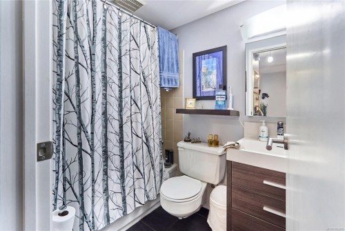 105-100 Dawes St, Nanaimo, BC - Indoor Photo Showing Bathroom