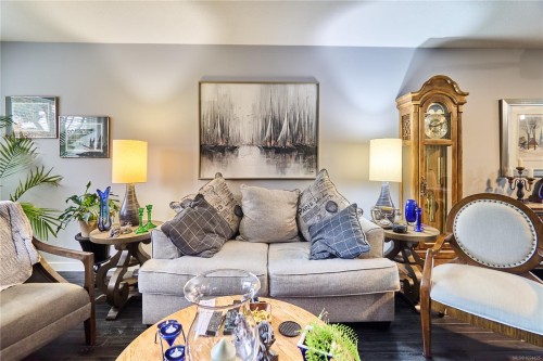 105-100 Dawes St, Nanaimo, BC - Indoor Photo Showing Living Room