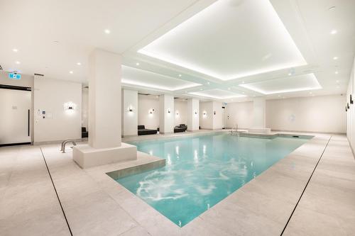 Piscine - 104-1420 Boul. Mont-Royal, Montréal (Outremont), QC - Indoor Photo Showing Other Room With In Ground Pool