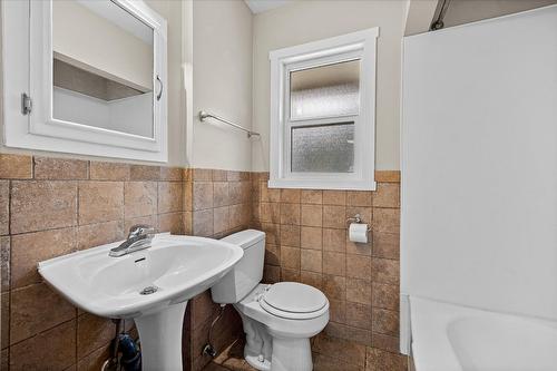 932-930 Lawson Avenue, Kelowna, BC - Indoor Photo Showing Bathroom
