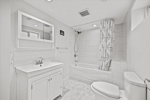 932-930 Lawson Avenue, Kelowna, BC - Indoor Photo Showing Bathroom