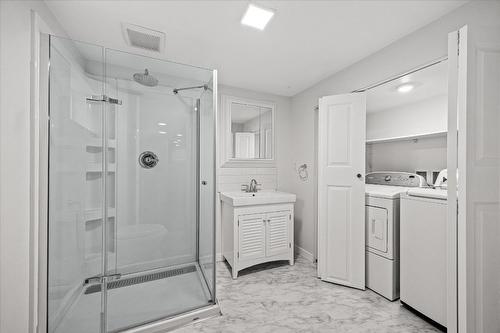 932-930 Lawson Avenue, Kelowna, BC - Indoor Photo Showing Laundry Room