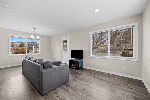 932-930 Lawson Avenue, Kelowna, BC - Indoor Photo Showing Living Room