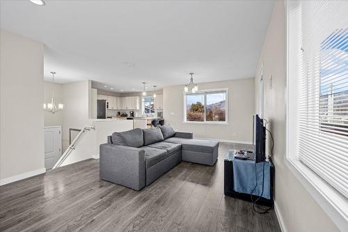 932-930 Lawson Avenue, Kelowna, BC - Indoor Photo Showing Living Room