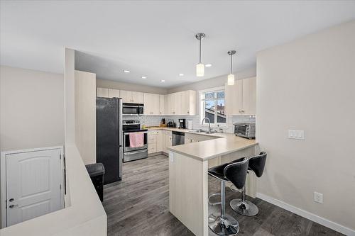 932-930 Lawson Avenue, Kelowna, BC - Indoor Photo Showing Kitchen