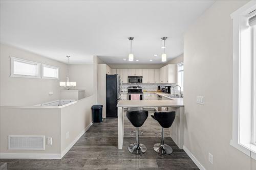 932-930 Lawson Avenue, Kelowna, BC - Indoor Photo Showing Kitchen