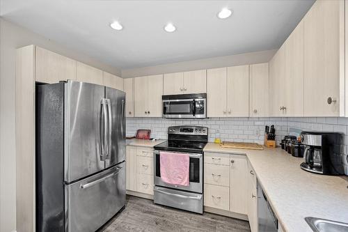 932-930 Lawson Avenue, Kelowna, BC - Indoor Photo Showing Kitchen