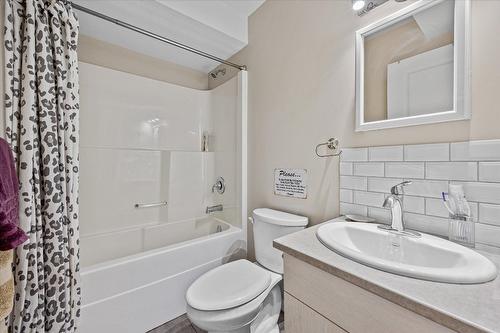 932-930 Lawson Avenue, Kelowna, BC - Indoor Photo Showing Bathroom