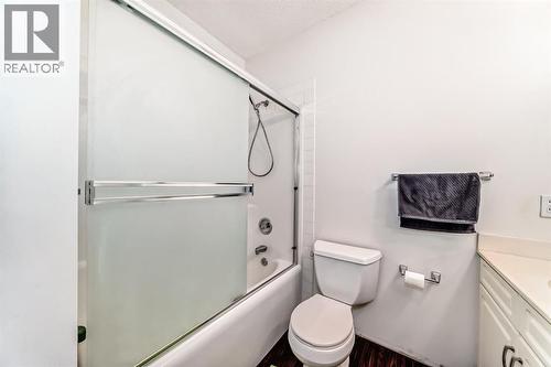 8373 Edgevalley Drive Nw, Calgary, AB - Indoor Photo Showing Bathroom