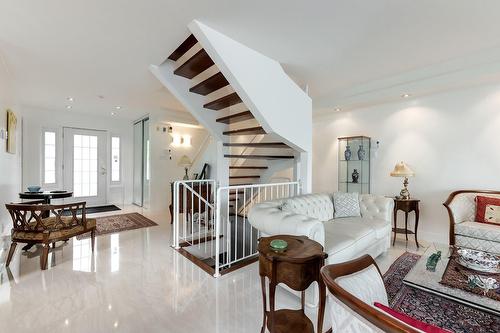 Salon - 1 Av. Sauriol, Laval (Laval-Des-Rapides), QC 