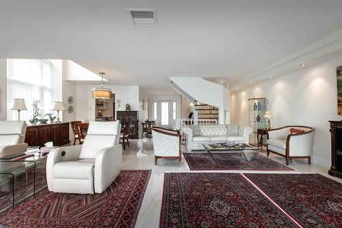 Salon - 1 Av. Sauriol, Laval (Laval-Des-Rapides), QC 