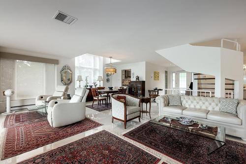 Salon - 1 Av. Sauriol, Laval (Laval-Des-Rapides), QC 