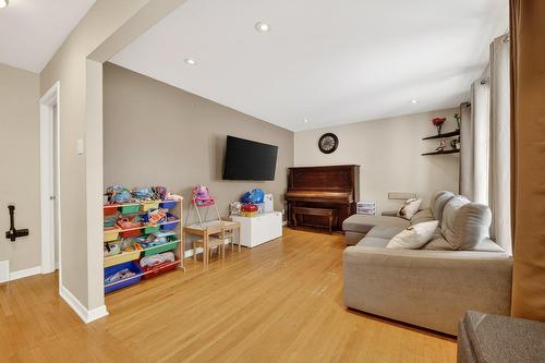 Salon - 1356 Rue Adélard, Blainville, QC - Indoor