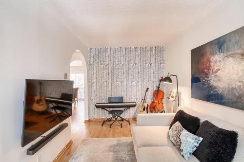 Living room - 5437  - 5439 7E Avenue, Montréal (Rosemont/La Petite-Patrie), QC - Indoor Photo Showing Living Room