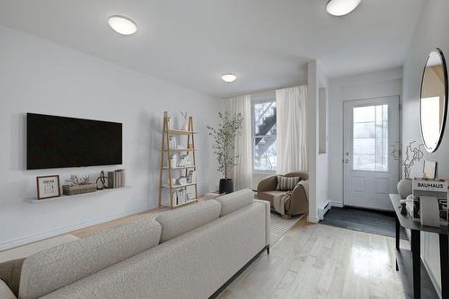 Living room - 5437  - 5439 7E Avenue, Montréal (Rosemont/La Petite-Patrie), QC - Indoor Photo Showing Living Room