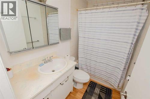 11808 98 Street, Grande Prairie, AB - Indoor Photo Showing Bathroom