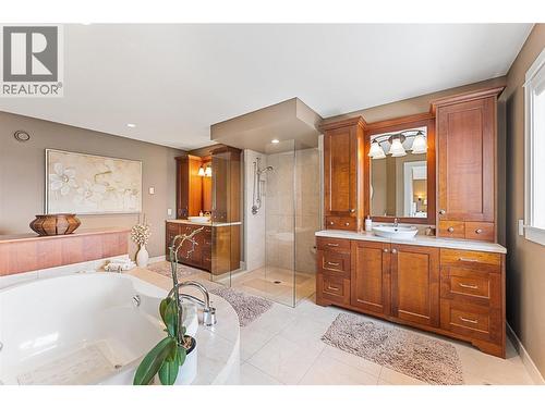 427 Long Ridge Drive, Kelowna, BC - Indoor Photo Showing Bathroom