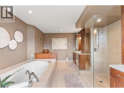 427 Long Ridge Drive, Kelowna, BC - Indoor Photo Showing Bathroom