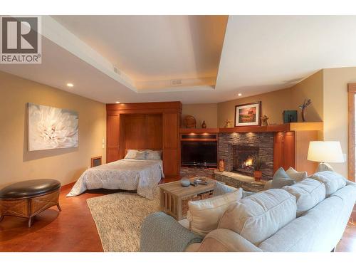 427 Long Ridge Drive, Kelowna, BC - Indoor Photo Showing Living Room With Fireplace
