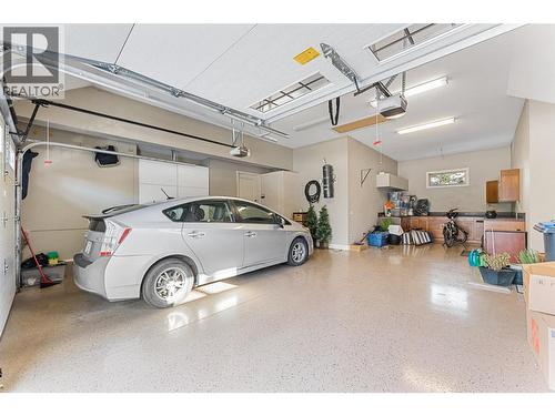 427 Long Ridge Drive, Kelowna, BC - Indoor Photo Showing Garage