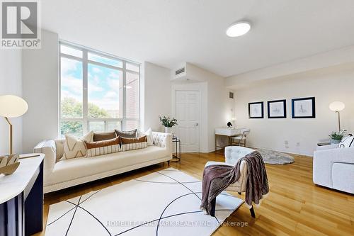 404 - 451 Rosewell Avenue, Toronto, ON - Indoor Photo Showing Living Room