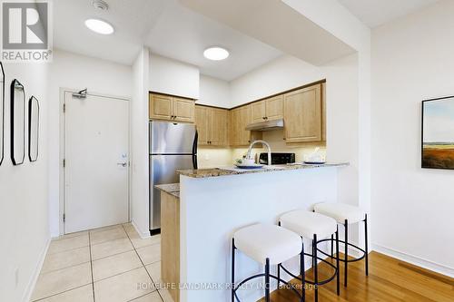 404 - 451 Rosewell Avenue, Toronto, ON - Indoor Photo Showing Kitchen
