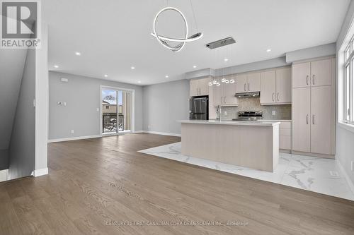 18 - 349 Southdale Road E, London South (South W), ON - Indoor Photo Showing Kitchen