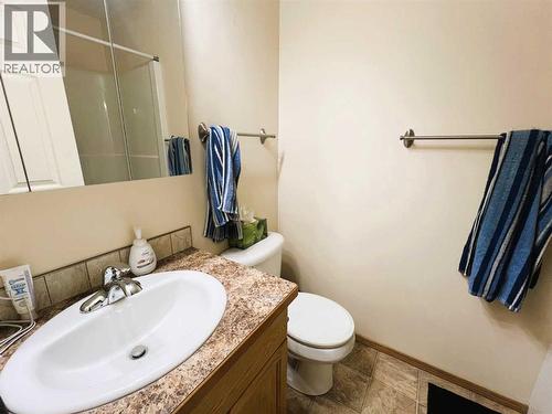 492 Hilton Crescent Ne, Medicine Hat, AB - Indoor Photo Showing Bathroom